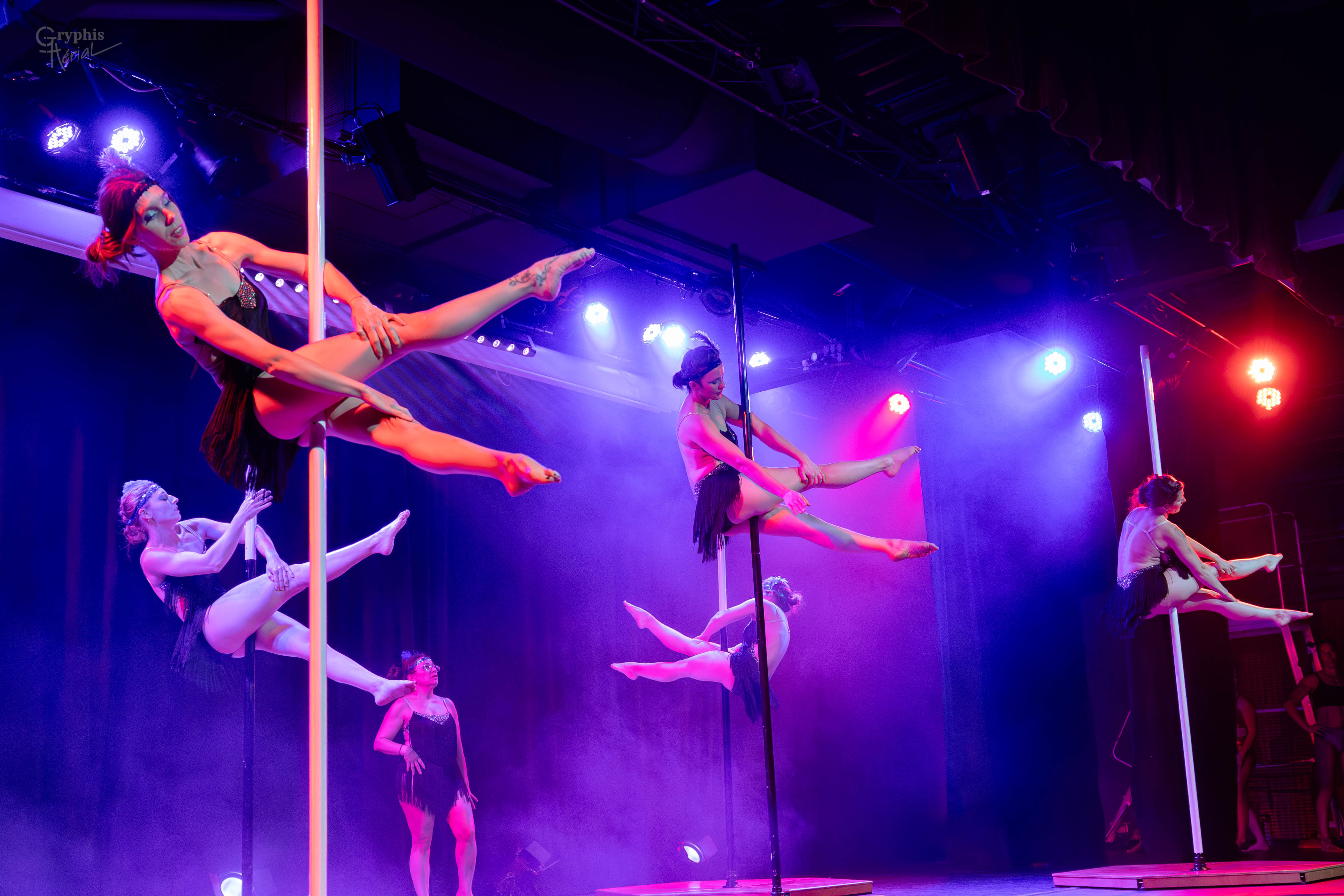 Groupe de pole dance sur scène