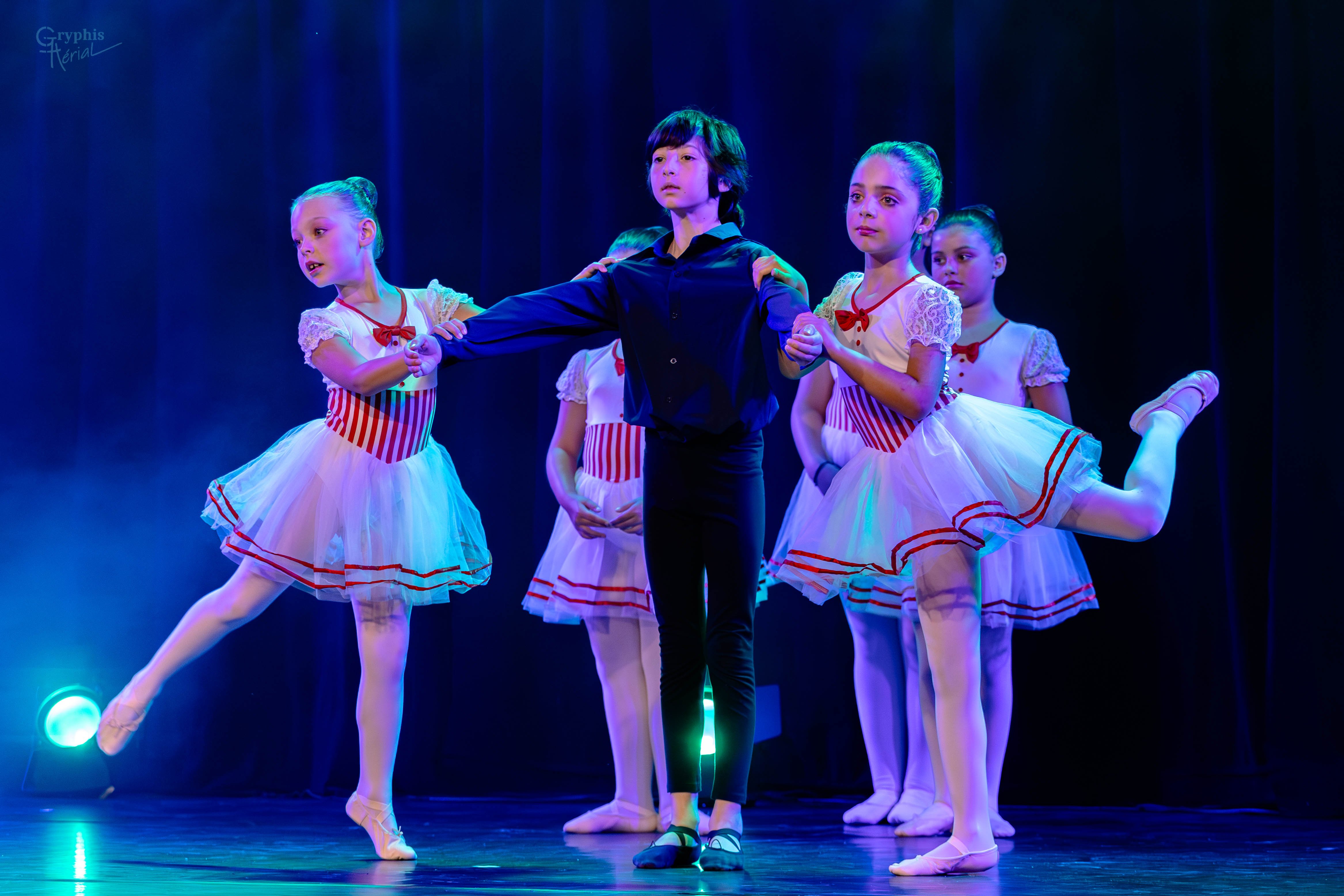 Jeunes élèves en costumes de danse classique
