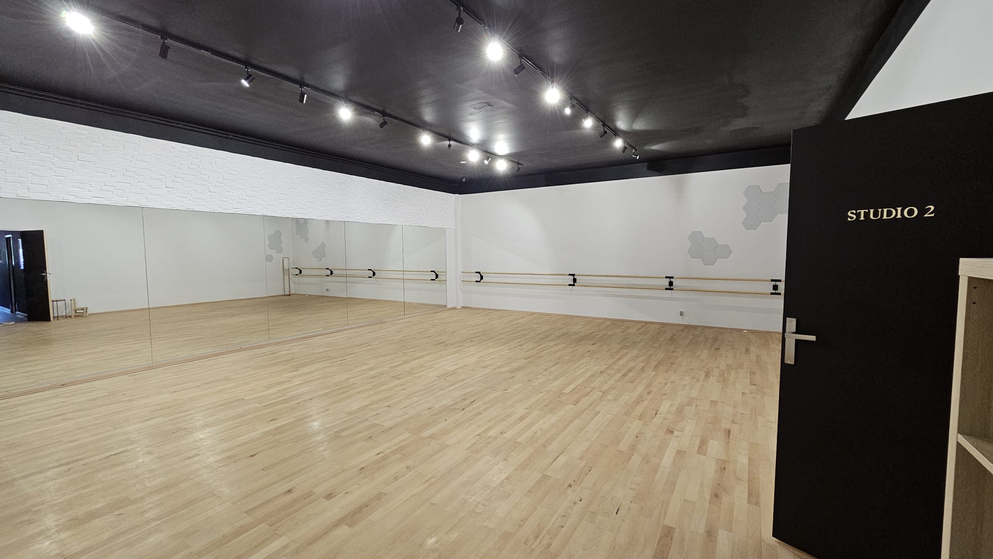 Studio 2 avec parquet, miroirs et barres de danse