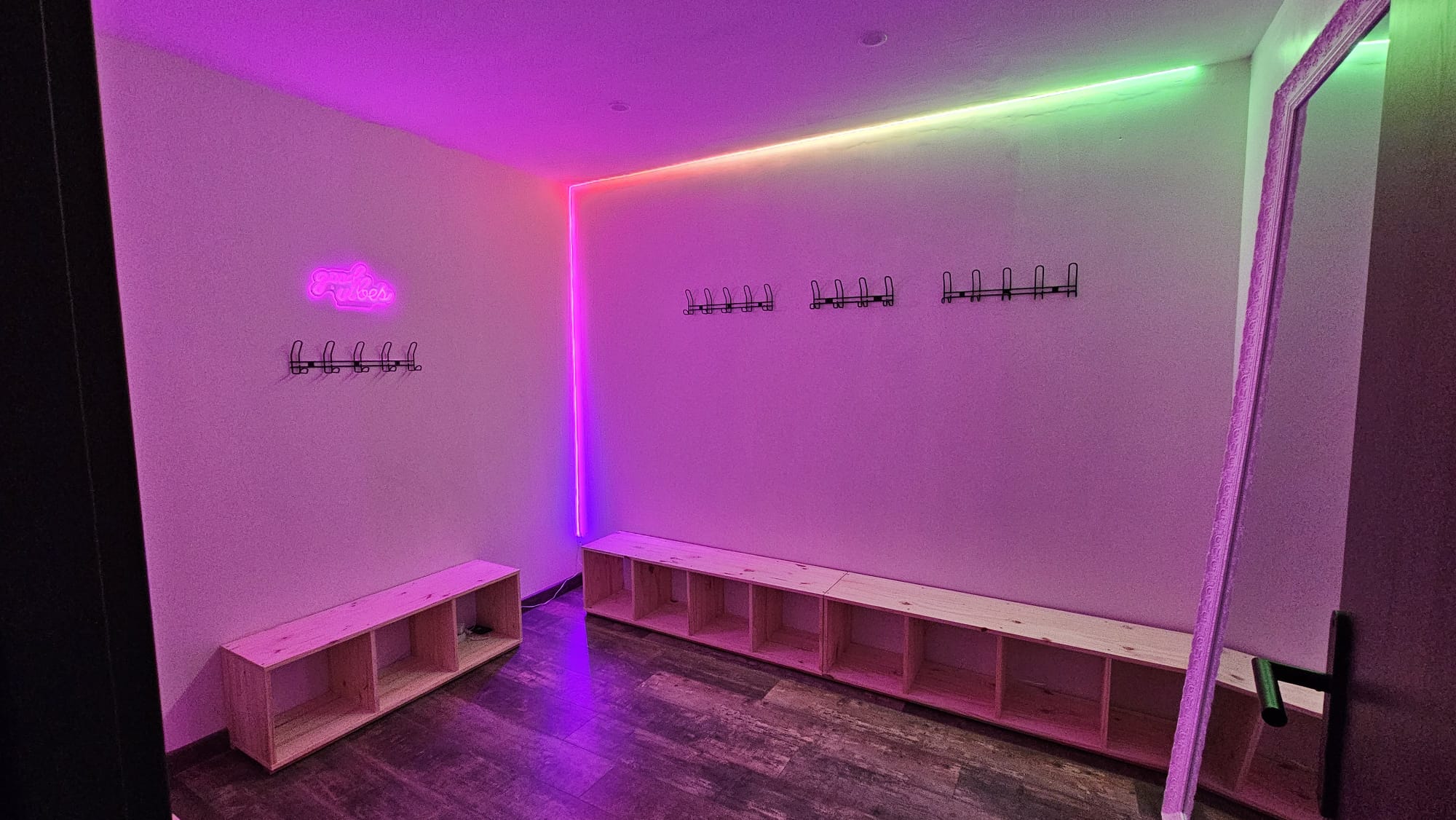 Vestiaire avec bancs, casiers et lumières roses