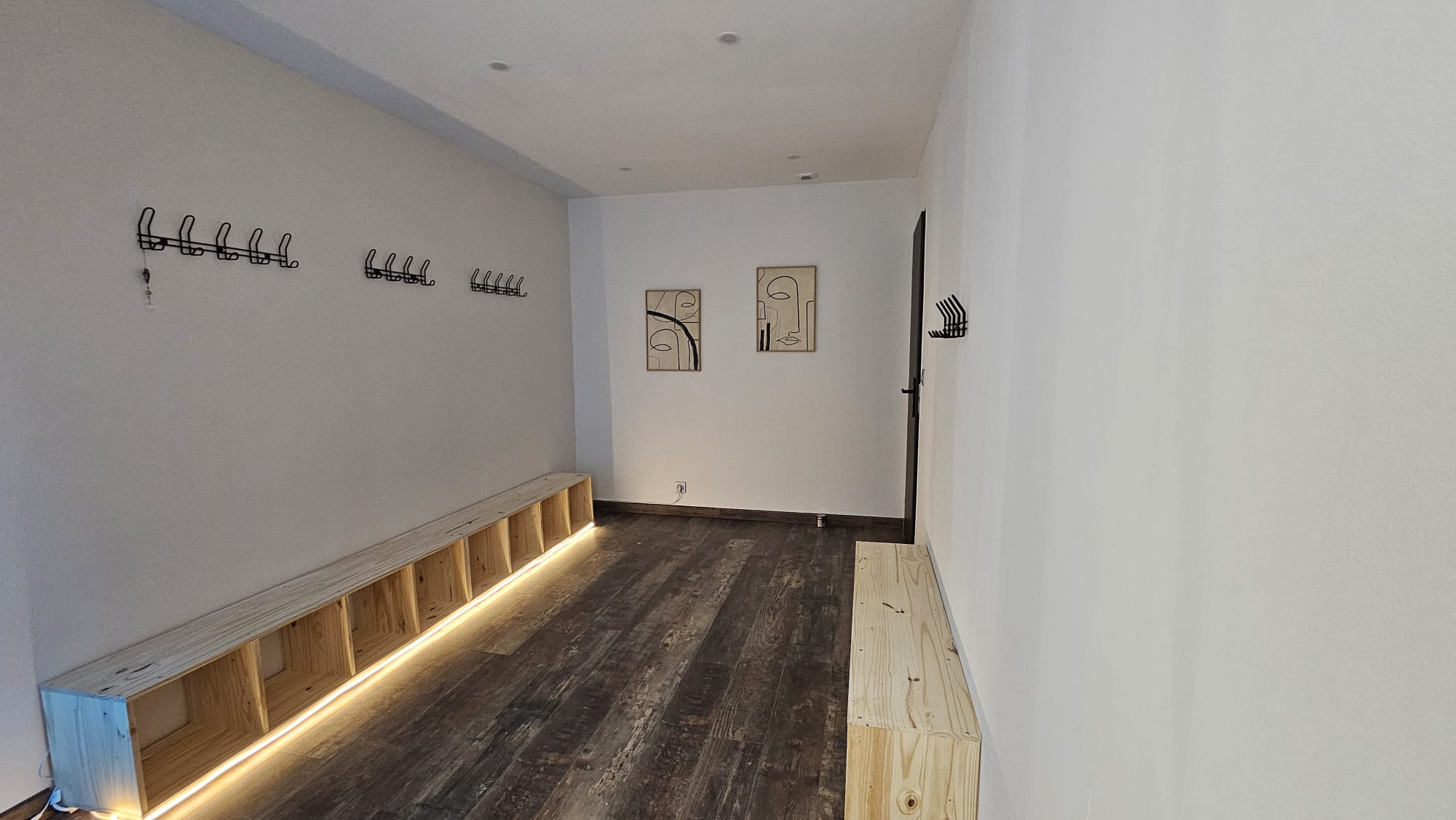Second vestiaire lumineux et bancs en bois